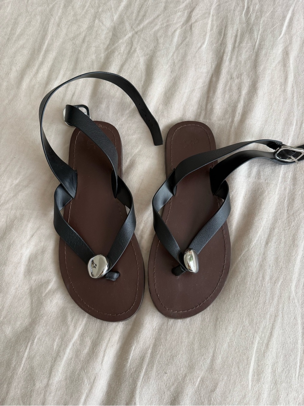 Flat leather sandals with metallic detail